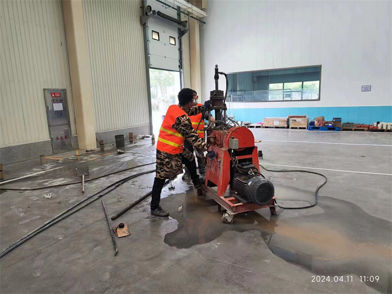 西昌镇厂房地面下沉塌陷注浆加固施工